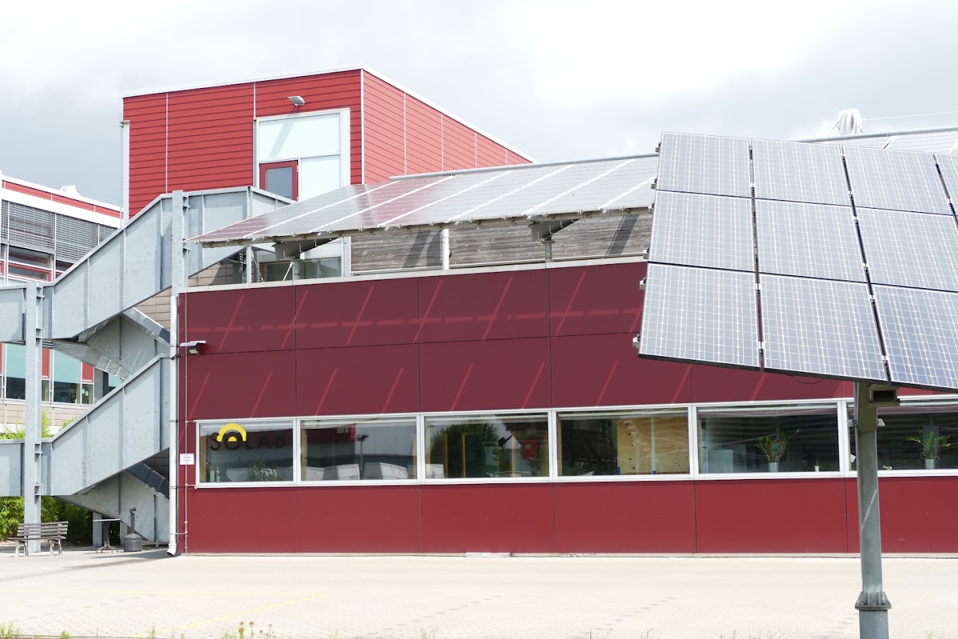 Gebäude mit Solardach als Beispiel für PVT-Anwendungen