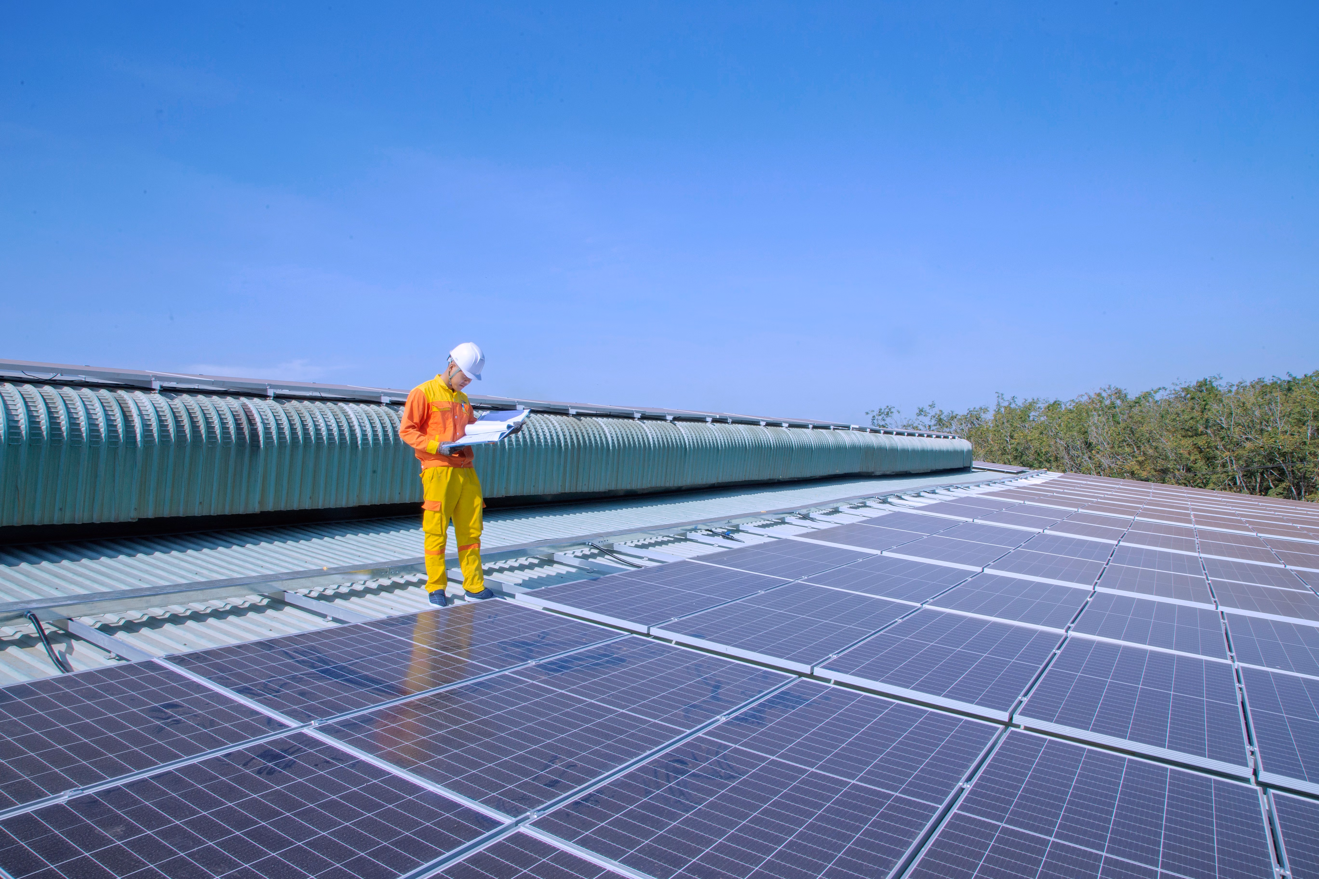 Gewerbegebäude mit PV-Anlage