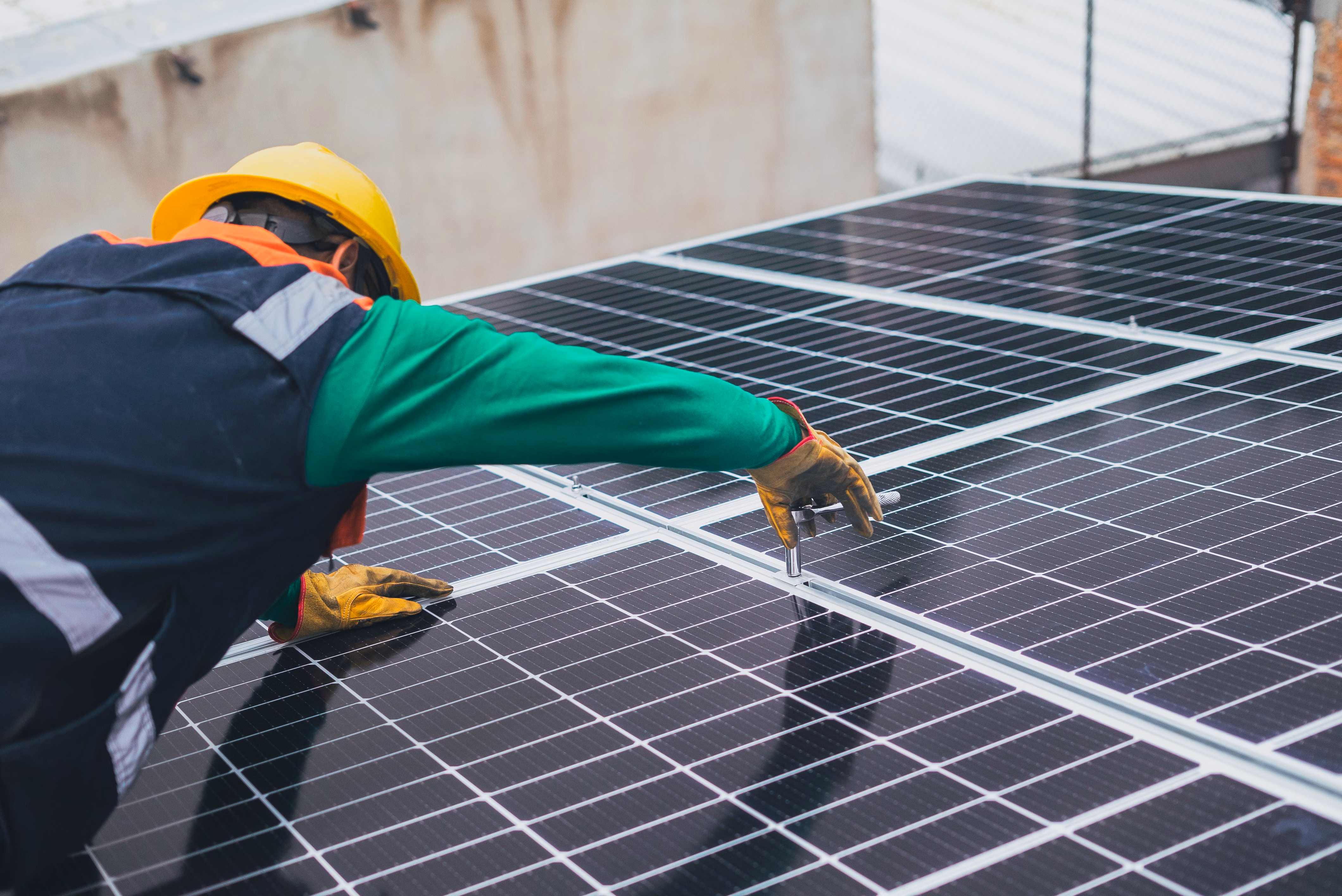 Solarhandwerker bei der Montage
